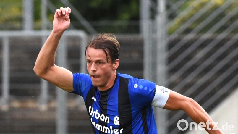 Der Kapitän bleibt auch an Bord: Felix Behnke spielt weiterhin für die SpVgg SV Weiden. Bild: Gerhard Büttner