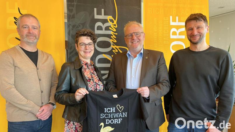 Wünschten Katrin Urmann Kellner (Zweite von links) einen guten Start bei der Stadt Schwandorf (von links): Armin Rank (Leiter Wirtschaftsförderung), Oberbürgermeister Andreas Feller und Stefan Mois (Personalratsvorsitzender). Bild: Andreas Hofmeister, Stadt Schwandorf