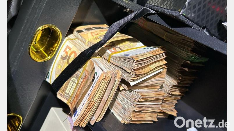 Bei einem Einsatz gegen Schwarzarbeit haben Ermittler auch größere Mengen Bargeld beschlagnahmt. Bild: Hauptzollamt Köln/dpa
