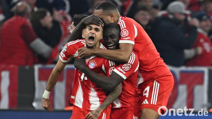 Wenn Männer jubeln wie kleine Kinder: Luis Diaz (links) feiert mit Dayot Upamecano und Jonathan Tah sein erlösendes Tor zum 3:3. Bild: Sven Hoppe/dpa