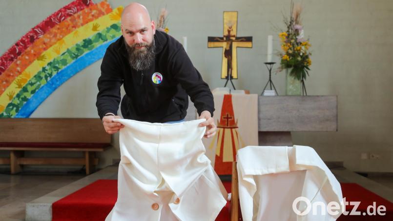 Pfarrer David Scherf erläutert die Aktion "Einfach heiraten". In Amberg haben am 26. Juni alle Paare die Möglichkeit zu heiraten – auch ganz spontan. Archivbild: Wolfgang Steinbacher