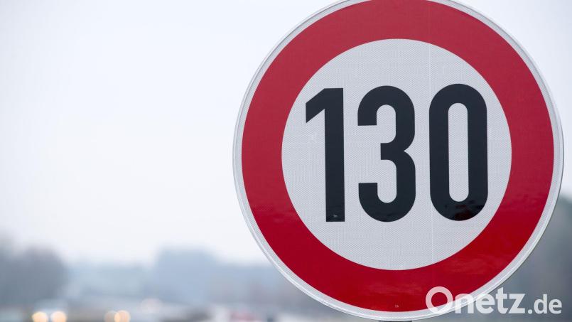 Kommt nun doch ein Tempolimit? (Illustration) Bild: Jens Büttner/dpa-Zentralbild/dpa