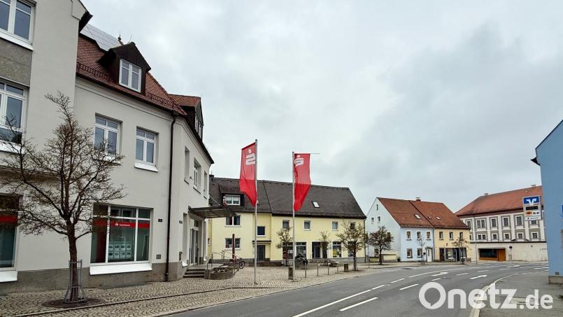 Die Sparkasse zieht ihre Mitarbeiter in der Verwaltung in Neustadt ab und macht Platz für die Beschäftigten des Landratsamtes. Der Kundenbereich der Bank bleibt in der Knorrstraße. Bild: Gabi Schönberger