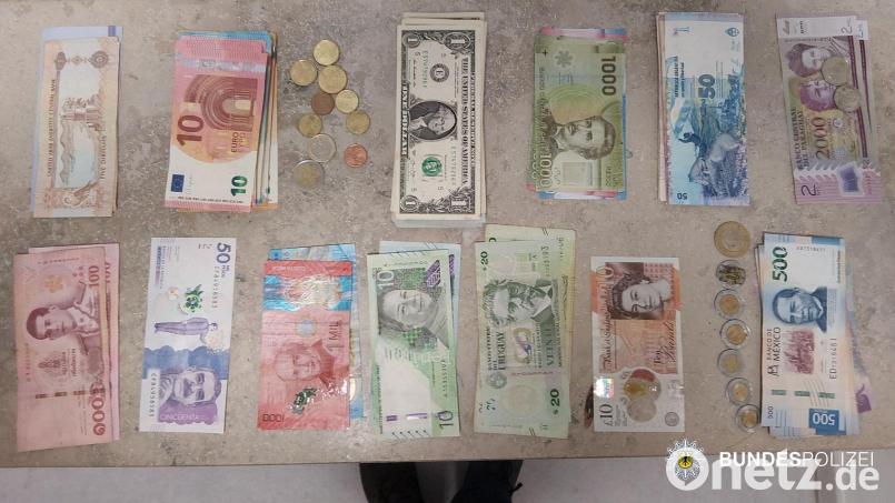 Einen Rucksack mit umgerechnet 5.260 Euro in dreizehn verschiedenen Währungen hat ein Tourist aus Paraguay in einer Münchner S-Bahn vergessen. Bild: -/Bundespolizeidirektion München/dpa