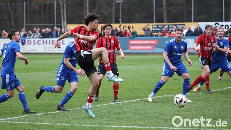 Caner Gümüsbas (Mitte, rot) erzielte das 1:0 für den SC Luhe-Wildenau im Derby gegen Etzenricht. Bild: Dieter Jäschke