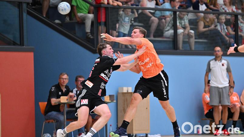 David Sehnke (links) hier bei einem Testspiel des HC Erlangen gegen Schaffhausen. Mittlerweile hat der Sulzbacher seine ersten Bundesligaspiele absolviert. Archivbild: Wolfgang Zink