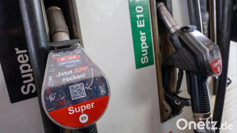 In Bayern tankt es sich zurzeit besonders teuer. (Archivbild) Bild: Peter Kneffel/dpa