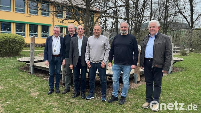 Bürgermeister Martin Prey (links) verabschiedete Johann Praß, Werner Schäffer, Wunibald Zwack, Herbert Laubmann und Josef Böhm (von links) aus dem Niedermuracher Gemeinderat. Bild: Anton Brand/VG Oberviechtach