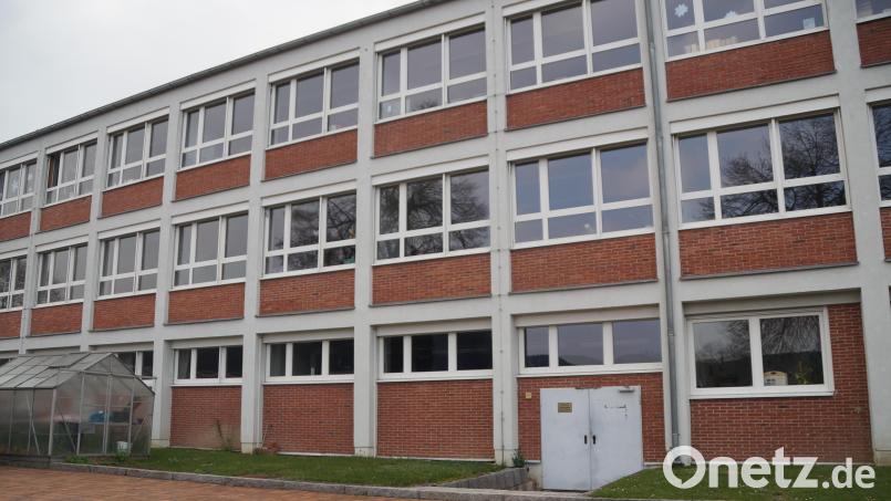 An das untere Bestandsgebäude, in dem auch die Heizung untergebracht ist, kommt ein Hackschnitzelbunker für die neue Hackschnitzelheizung hin Bild: wel