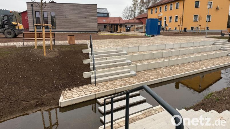 Ein kleiner Steg führt nun über den Schwarzenbach. Links befindet sich das Feuerwehrgebäude und rechts die Grundschule. Bild: Gabi Schönberger