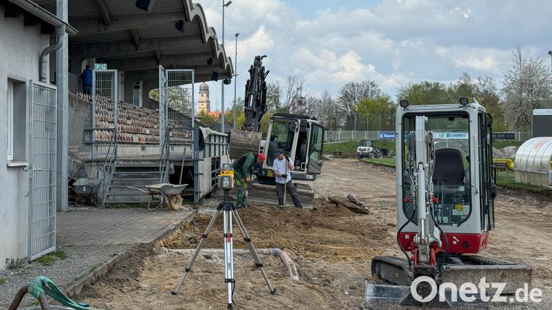 Das Stadion am Schanzl in Amberg ist derzeit kaum wiederzuerkennen. Hier laufen die Arbeiten für die Erneuerung der gesamten Leichtathletikanlage. Bild: Petra Hartl