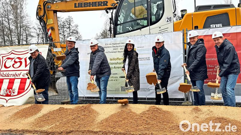 Beim Spatenstich für die Hammerrang-Arena (von links): Bauleiter Peter Velme, Dieter Hofmann, Chef der Firma HD-Bau, Fußball-Vorstand Stefan Schindler, Bürgermeisterin Margit Bayer, Vorstandssprecher Bernd Aßmann, Landrat Roland Grillmeier und Andreas Malzer vom BLSV. Bild: Matthias Bäumler