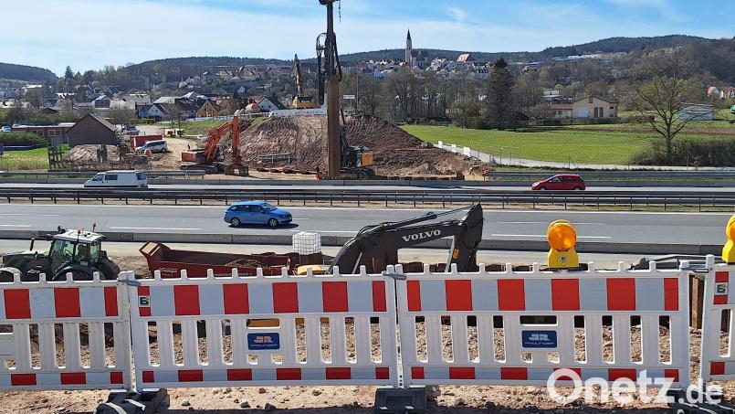 Die Brücken-Baustelle an der A 93 bei Nabburg bleibt noch bis Ende 2026. Im Juni kommt zwischen Schwarzenfeld und Schwandorf eine weitere Baustelle hinzu: In Fahrtrichtung Regensburg wird die Oberfläche erneuert. Bild: bl