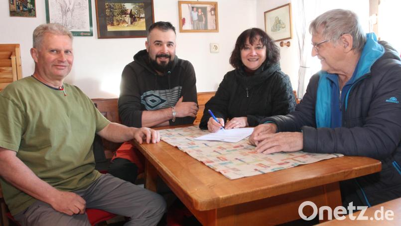 Zlata Reber (Zweite von rechts) freut sich mit Ehemann Wolfgang und Sohn David (von links) schon auf die Wiederöffnung der Alten Mühle Gehenhammer am 1. Mai. Das gilt bei der Unterzeichnung des Pachtvertrags auch für den OWV-Vorsitzenden Manfred Janker (rechts). Bild: pi