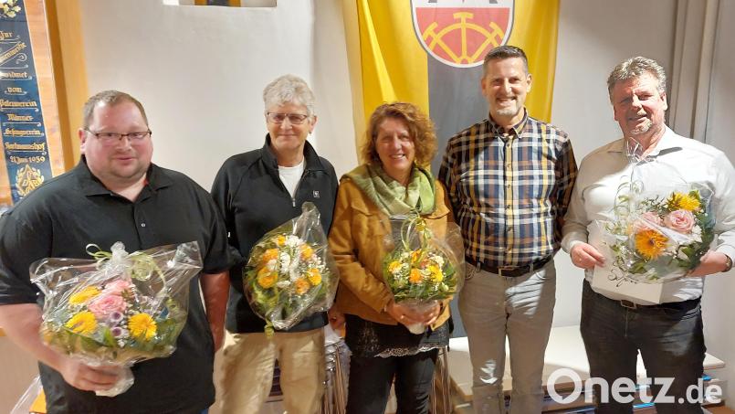 Der Rathauschef verabschiedete die vier Gemeinderäte (von links) Benjamin Rischkau, Heinz Marschalek, Sonja Kurz, Bürgermeister Roman Berr und Ernst Scharr. Bild: mfh