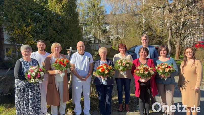 Von links: Marina Koller (25 Jahre in der Klinik), Patrick Lang (Weiterbildung), Helga Schraml (Ruhestand), Michael Schornbaum (Chefarzt), Minna Heinl (Ruhestand), Petra Schlosser (25 Jahre), Andrea Faltenbacher (25 Jahre), Stephan Schumacher (Klinikdirektor), Martina Gögl (25 Jahre), Elfriede Schwarzmeier (Pflegedienstleiterin). Nicht im Bild sind Melanie Künzl-Probst (25 Jahre) und Gabriele Sonntag (Ruhestand). Bild: Friedrich Peterhans