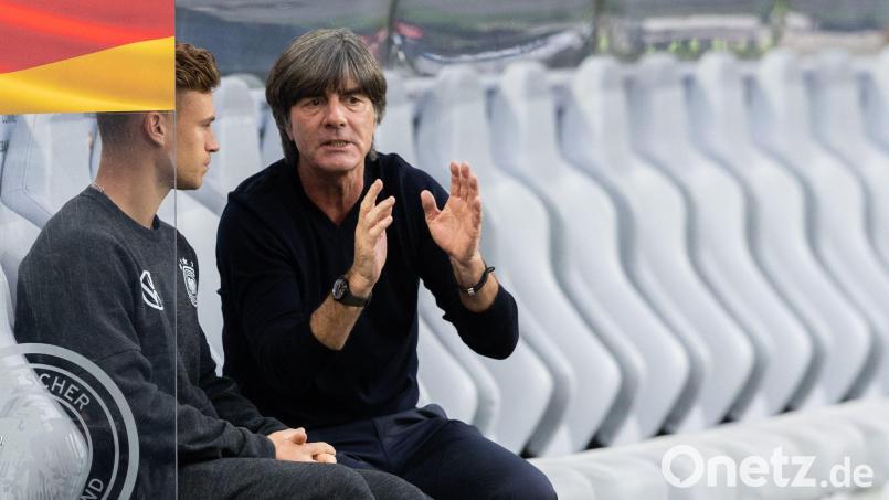 Joachim Löw (r) erklärt in einem Interview die gefragten heutigen Spielertypen und nennt beispielhaft auch Joshua Kimmich. (Archivbild) Bild: Robert Michael/dpa-Zentralbild/dpa
