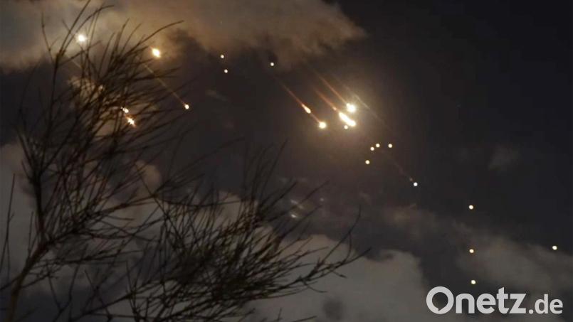 Dieses Bild könnte so aus einem der Albträume von Florian Bindl stammen. Es zeigt einen Raketenangriff, der die Luftabwehr des angegriffenen Staates überwindet. Symbolbild: Associated Press/dpa