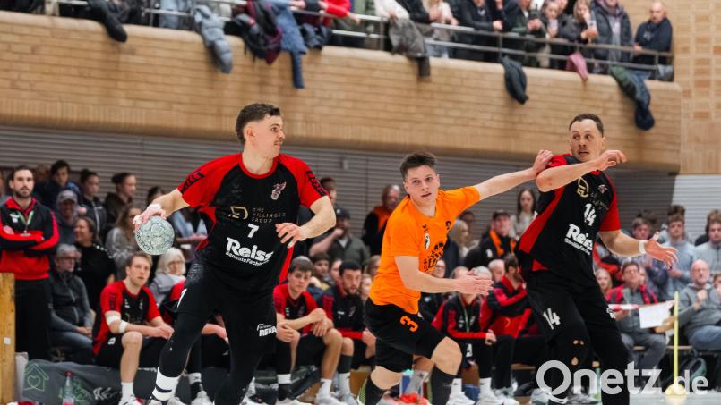 Simon Sehnke (links am Ball) steht mit der SG Regensburg vor dem Aufstieg in die dritte Liga. Bild: Lea Platzer