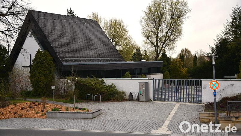 Bei einem Ortstermin vor der Ausschusssitzung beratschlagten sich die Mitglieder über den Antrag von Karl Merkl, wegen Errichtung eines Behindertenparkplatzes direkt am Haupteingang. Bild: fdl