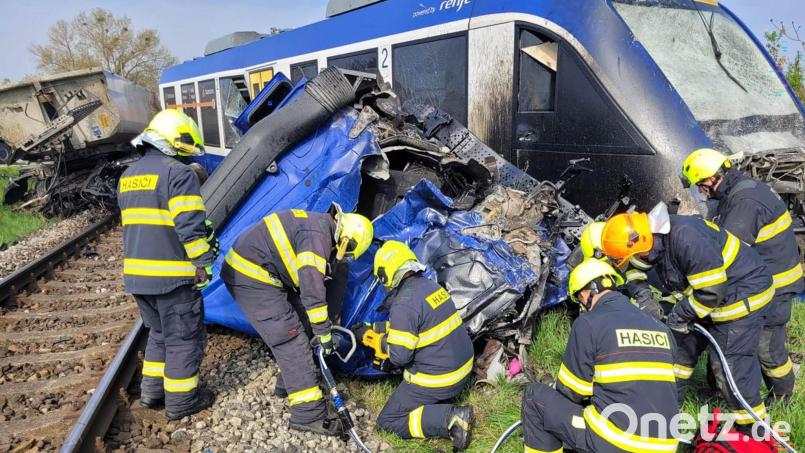 Feuerwehrleute arbeiten am Unglücksort, wo ein Personenzug und ein Lastwagen zusammengestoßen sind. Bei dem Unglück kam eine Person ums Leben, 21 Menschen wurden verletzt. Bild: -/Feuerwehr- und Rettungsdienst Trnava/TASR/dpa