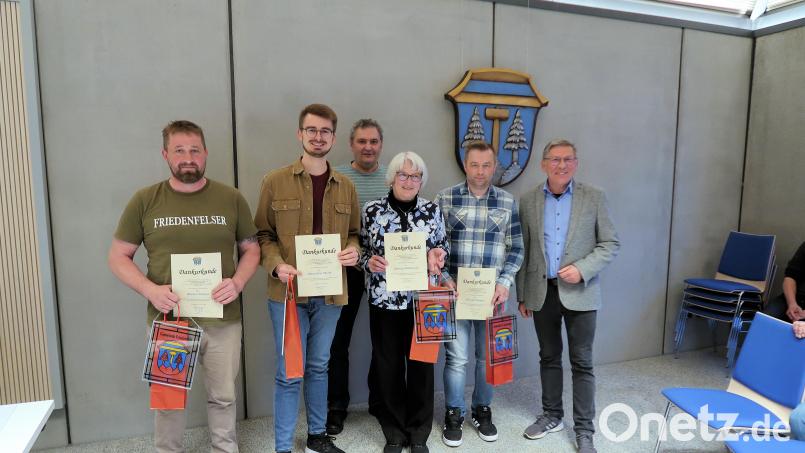 Mit Urkunden und Geschenken verabschiedete Bürgermeister Oskar Schuster (rechts), die Gemeinderäte (von links) Markus Kellner, Maximilian Heindl, Karl Zeh, Gertraud Wildenauer und Michael Paukner. Bild: bsc