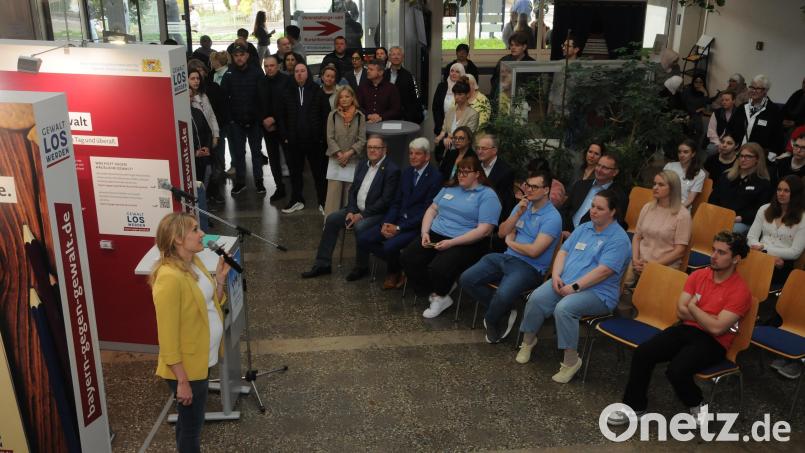 VHS-Leiterin Claudia Mai hatte mit ihrem Team das Angebot rund um die Ausstellung im LCC zusammengestellt. Bild: ge