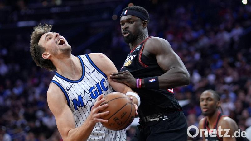 Musste mit Orlando eine Niederlage in Philadelphia hinnehmen: Franz Wagner (li). Bild: Matt Slocum/AP/dpa