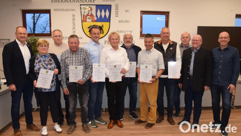 Aus dem Gemeinderat Ebermannsdorf wurden neun Mitglieder mit Dankurkunden verabschiedet. Von links Bürgermeister Erich Meidinger, Susanne Honig, Harald Röbl, Richard Scharf, Peter Weishaupt, Günther Denk, Hermann Sturm, Hubertus Freiherr von Eyb und Andreas Schmid. Daniel Plata fehlt. Ihnen dankten auch 3. Bürgermeister Herbert Jäger, 2. Bürgermeister Johann Vornlocher und Verwaltungsleiter Thomas Rambach. Bild: bö