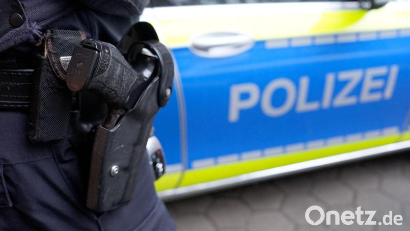 Der Mann bedrohte laut dem Polizeisprecher etwa zehn Personen mit seiner Axt. (Symbolbild) Bild: Marcus Brandt/dpa