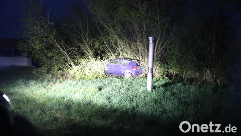 Zwei betrunkene Männer setzen in Schwandorf ein Auto in die Büsche. Die Polizei ermittelt. Bild: PI Schwandorf