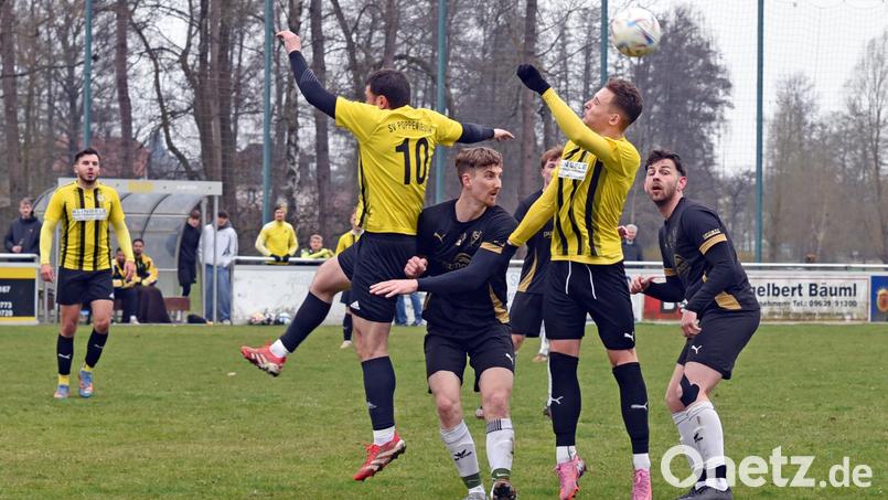 Am vergangenen Sonntag trennten sich der FC Tirschenreuth (schwarze Trikots) und der SV Poppenreuth im Spitzenspiel der Kreisliga 2 torlos. Am 22. Spieltag empfängt der Tabellenzweite SV Poppenreuth den ASV Wunsiedel, der drittplatzierte FC Tirschenreuth reist zu Union Selb. Bild: Gebert