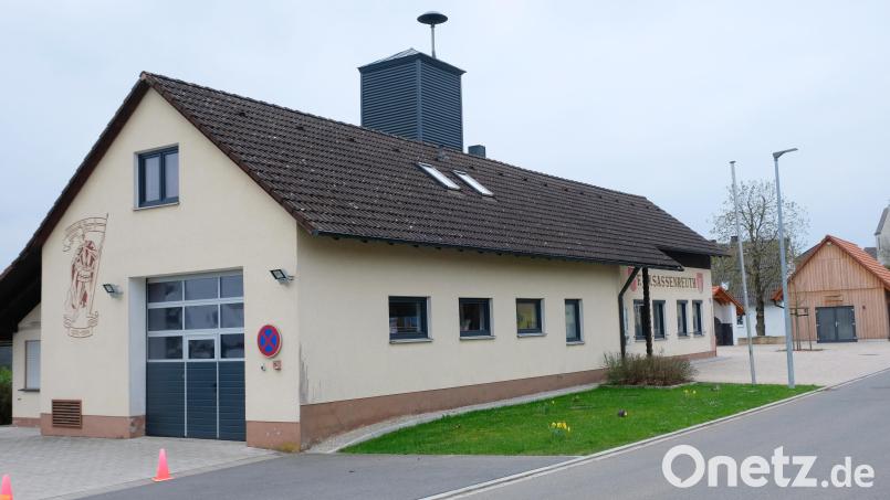 Verbunden mit der Anschaffung eines Mannschaftstransporters (MTW) ist die Notwendigkeit eines Anbaues an das schmucke Feuerwehrgerätehaus der Feuerwehr Sassenreuth. Bild: Robert Dotzauer