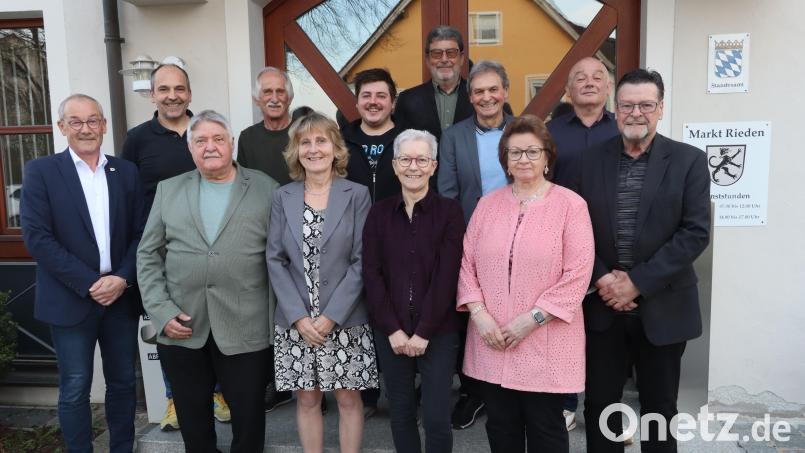 Bürgermeister Erwin Geitner (links) und seine Stellvertreter Josef Weinfurtner (Neunter von links) und Gerhard Schnabel (Zweiter von rechts) verabschiedeten die Markträte Armin Hofrichter., Josef Spies, Engelbert Müllner, Erika Müllner, Phillip Haas, Marlies Grill, Helmut Bauer, Evi Teich und Dieter Teich (von links). Bild: mrr