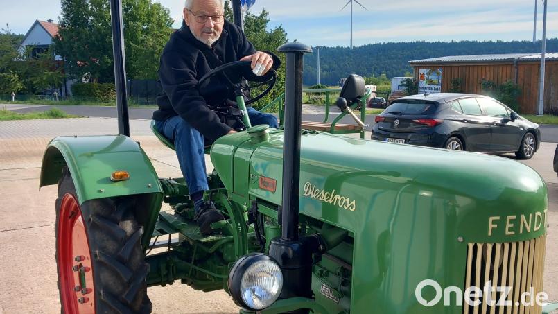 Erhard Nitzbon sitzt auf seinem eigenhändig restaurierten Fendt-Schlepper. Am 1. Mai ist die erste Ausfahrt des Jahres. Bild: hka
