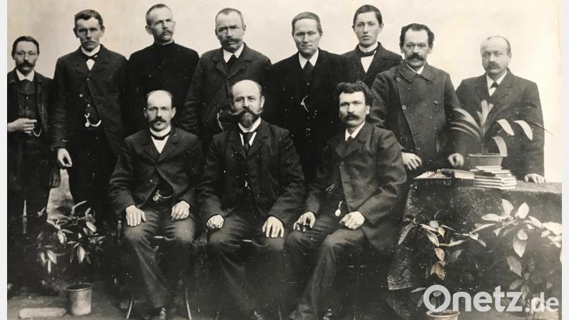 13 Männer gründeten im Februar 1901 den damaligen Gesangverein Illschwang (heute Männergesangverein Illschwang); zum 1.Vorsitzenden wurde Oberlehrer Florian Graml (Bildmitte sitzend) gewählt. Archivbild: Archiv Norbert Weis