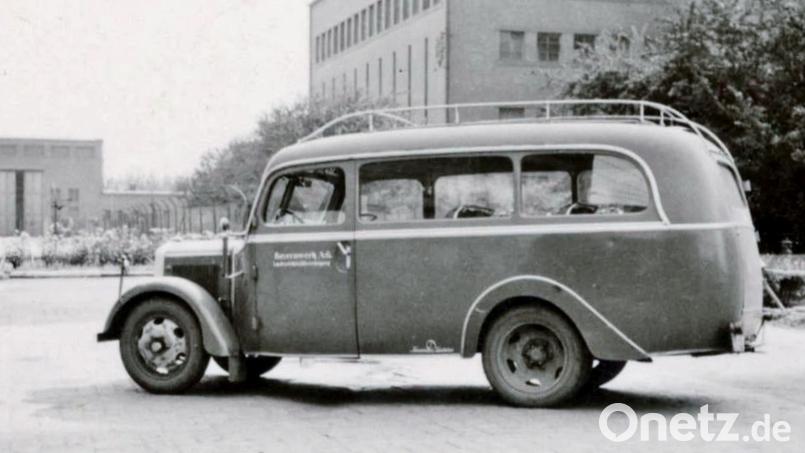 Das ist er, der erste Schwandorfer Elektrobus, genannt "schleichender Presssack". Das Foto ist auf dem ehemaligen Bayernwerk-Gelände im Schwandorf-Dachelhofen entstanden. Im Hintergrund das Gebäude, in dem heute die Kanadevia Inova-Tochter Schmack ihren Sitz hat. Bild: Helga Beigl