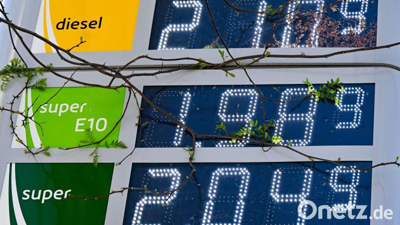 Vor dem Preissprung am Mittag gab es an einigen Tankstellen Benzin für weniger als 2 Euro. Bild: Bernd Weißbrod/dpa