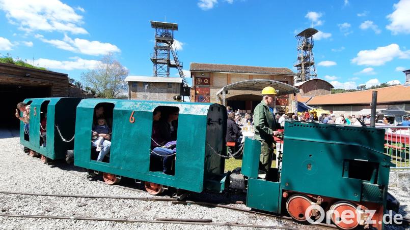 Bei trockenem Wetter fährt die Grubenbahn auf dem Maffei-Freigelände. Sie kommt nicht nur bei den kleinen Besuchern gut an. Archivbild: Brigitte Grüner