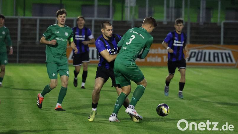 Das Derby-Hinspiel in Weiden endete torlos: Seitdem haben sich sowohl die SpVgg SV (blaue Trikots) als auch die DJK Gebenbach deutlich verbessert. Bild: Dieter Jäschke