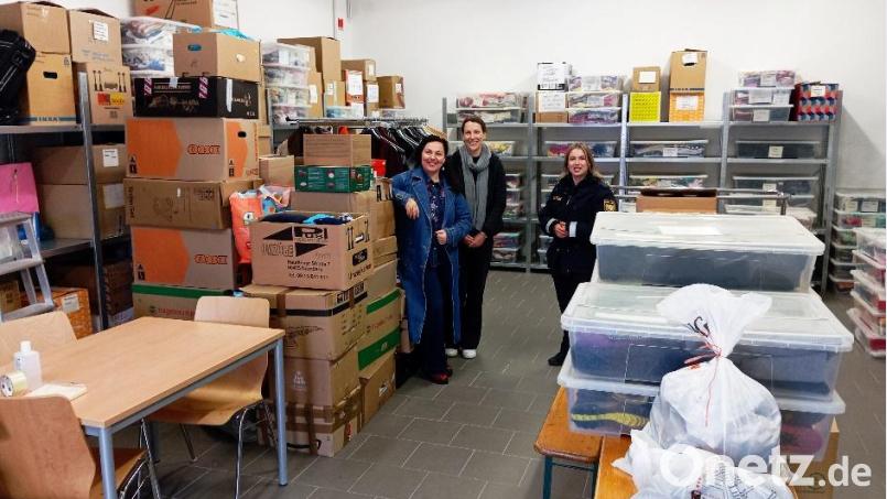 Über die Vielzahl an Spenden für das Ankerzentrum Regensburg und die Unterstützung der Aktion durch viele angehende Polizeibeamte freuten sich die Organisatoren und der Seminarleiter. Bild: Guggenberger