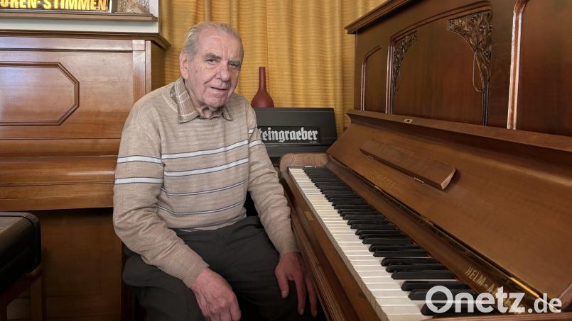 Walter Helm an einem von seinem Vater gebauten Klavier. Das einzige Klavier, das in seinem Laden unverkäuflich ist. Bild: Lukas Büchold