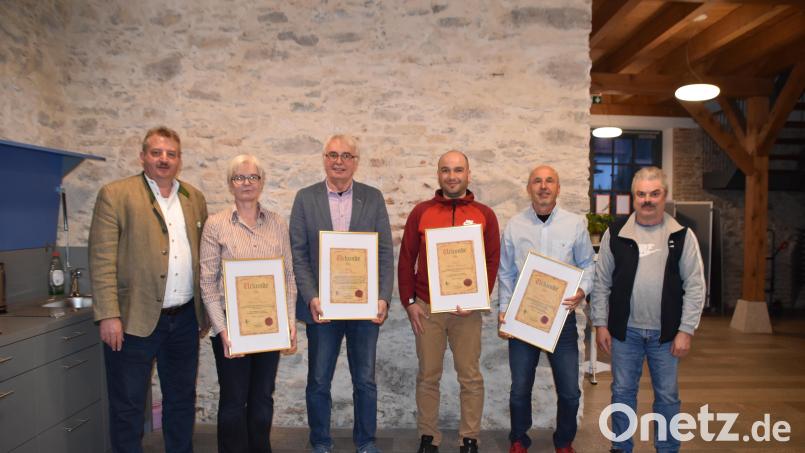 Bürgermeister Reinhard Kreuzer (links) und sein Stellvertreter Josef Fleißner (rechts) verabschiedeten Dr. Bärbel Placke, Zweiten Bürgermeister Andreas Hopfner, Andreas Hammerer, Thomas Schiller (von links) aus dem Stadtratsgremium. Bild: Nicole Rochelt