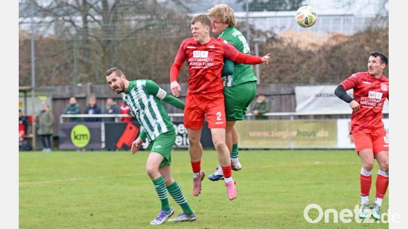 Am Dienstag gewann der SV Mitterteich (grüne Trikots) das Derby gegen den TSV Waldershof mit 2:0. Am Sonntag treten beide Teams auswärts an, der SVM in Waischenfeld, der TSV in Katschenreuth. Bild: Gebert