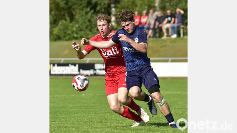 Im Topspiel der Kreisliga West treffen der SV Schwandorf-Ettmannsdorf II (blau) und der TV Nabburg (rot) aufeinander. Archivbild: ham