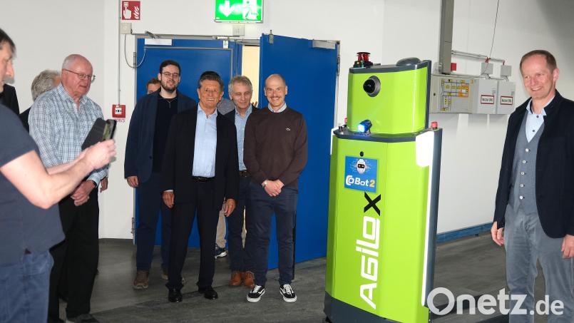Autonom fahrende Lastenträger haben im Elektronik-Unternehmen Conrad längst Einzug gehalten. Die Mitglieder des Vereins "Partner für den Landkreis Schwandorf" und Wernbergs Bürgermeister Konrad Kiener (rechts) machten sich ein Bild von den Betriebsabläufen. Bild: Hirsch