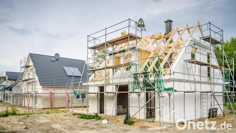 Wie energetisch ein Haus ist, das besagt der Energieausweis. Für selbigen gibt es ab Mai neue Regelungen. Symbolbild: Daniel Bujack