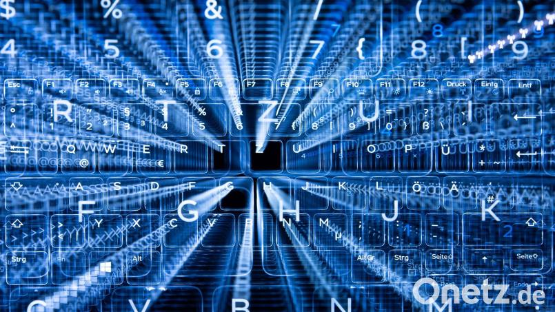 Die Stadt Weiden bekommt einen Bürgerbot. Dieser kann Bürgern rund um die Uhr Fragen beantworten. Symbolbild: Sebastian Gollnow/dpa