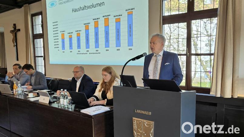 Der scheidende Landrat Roland Grillmeier (rechts) zog in seiner Rede zum Kreishaushalt 2026 auch eine Bilanz zum Wirken in den vergangenen sechs Jahren. Bild: lnz