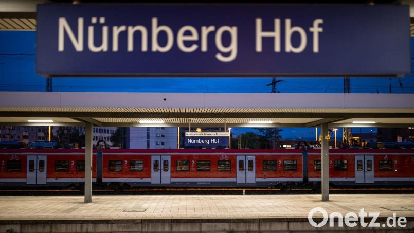 Die Bahn meldete eine Sperrung des Nürnberger Hauptbahnhofs - ein Fehler. (Archivbild) Bild: Daniel Karmann/dpa